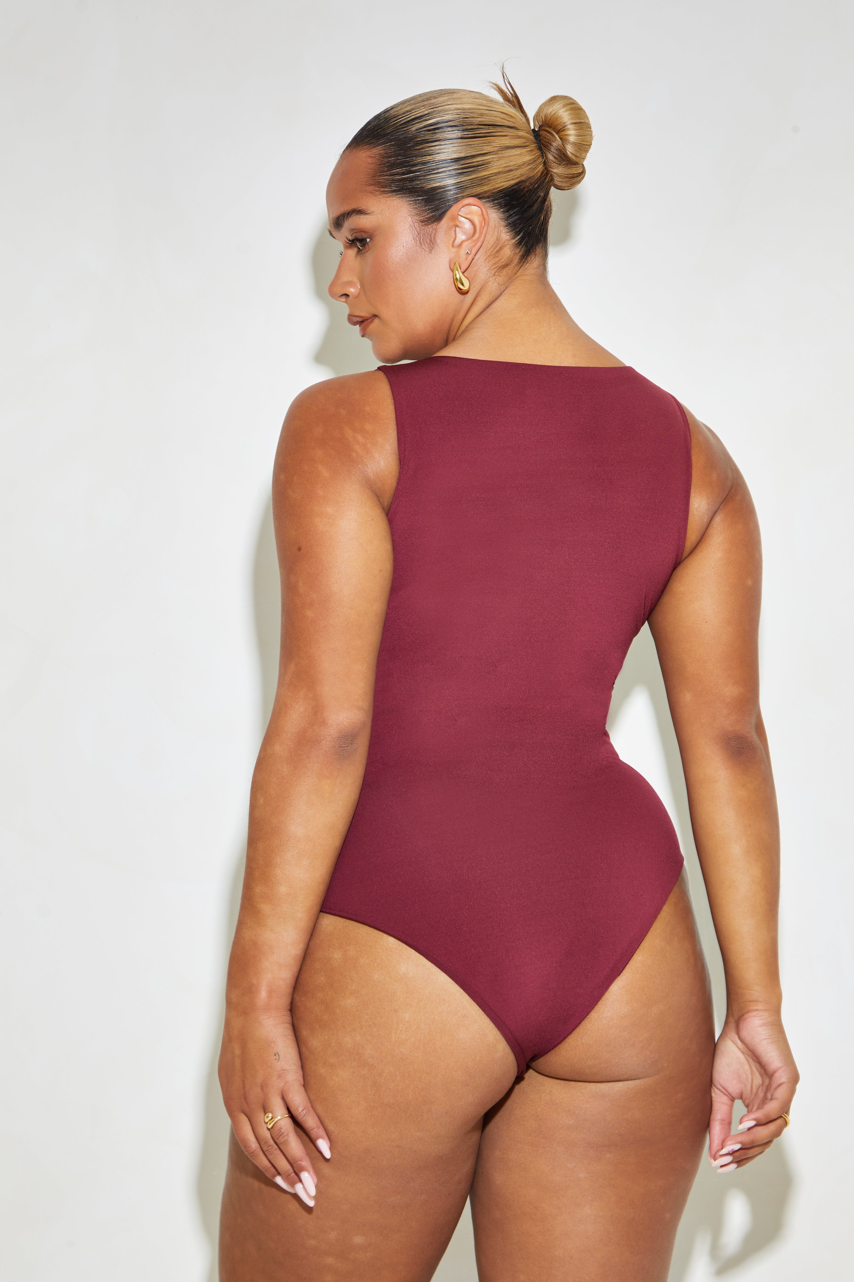 Elegantly Plunging Scoop Neck Sleeveless 'Joy' Bodysuit in Zinfandel